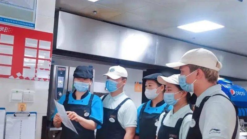 签订北京食材配送公司合同时，首先要明确合同条款。合同中应包含以下内容：